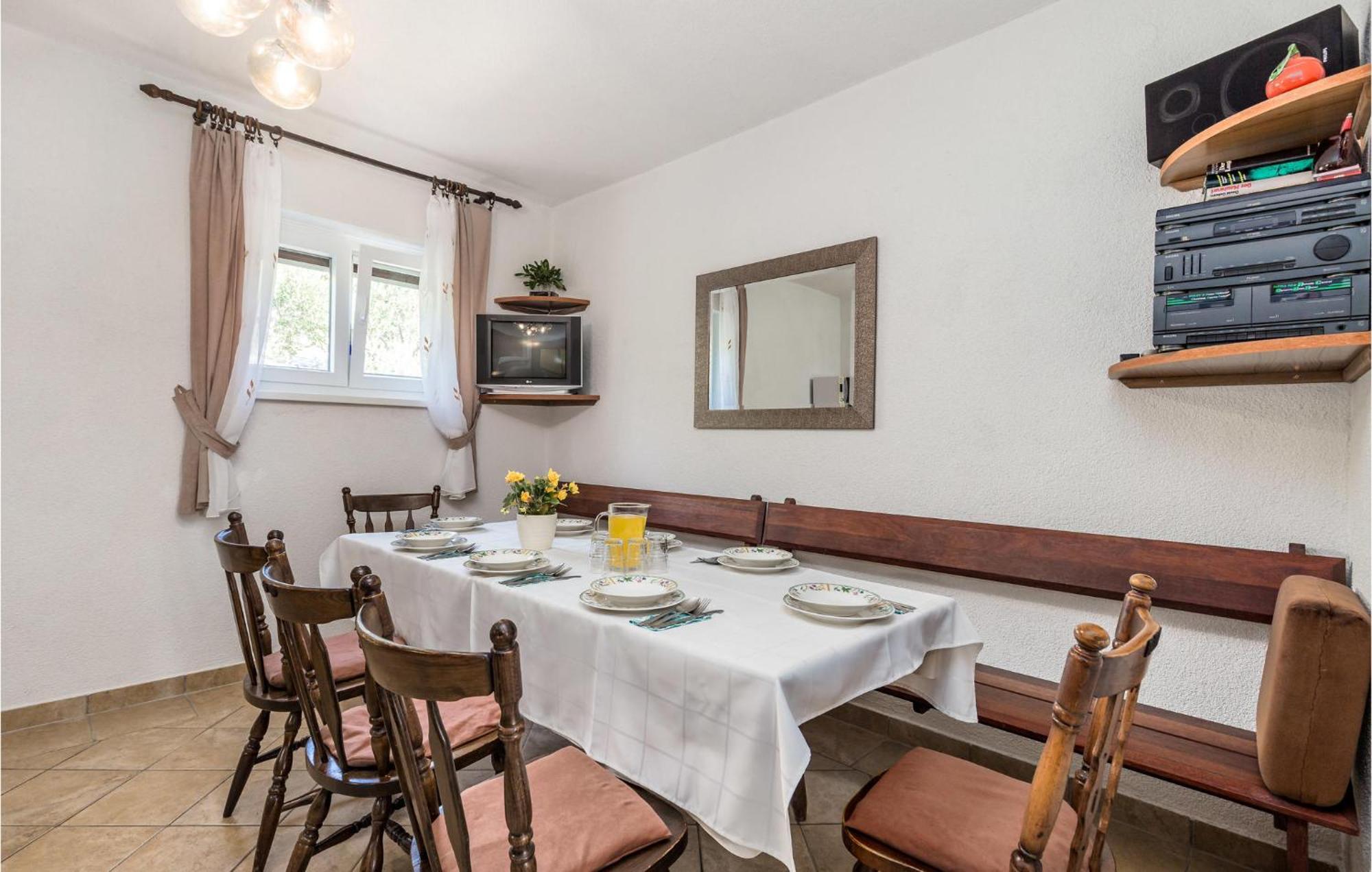 4 Bedroom Awesome Apartment In Sveti Juraj Bagian luar foto