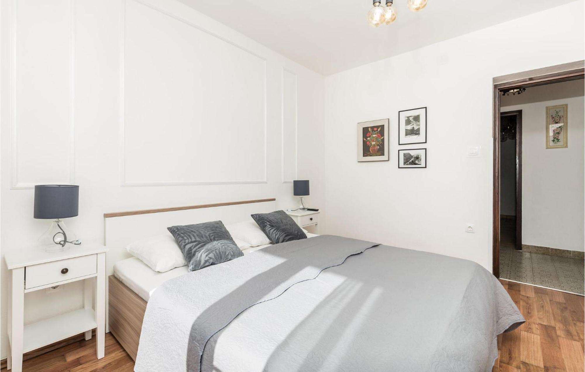 4 Bedroom Awesome Apartment In Sveti Juraj Bagian luar foto