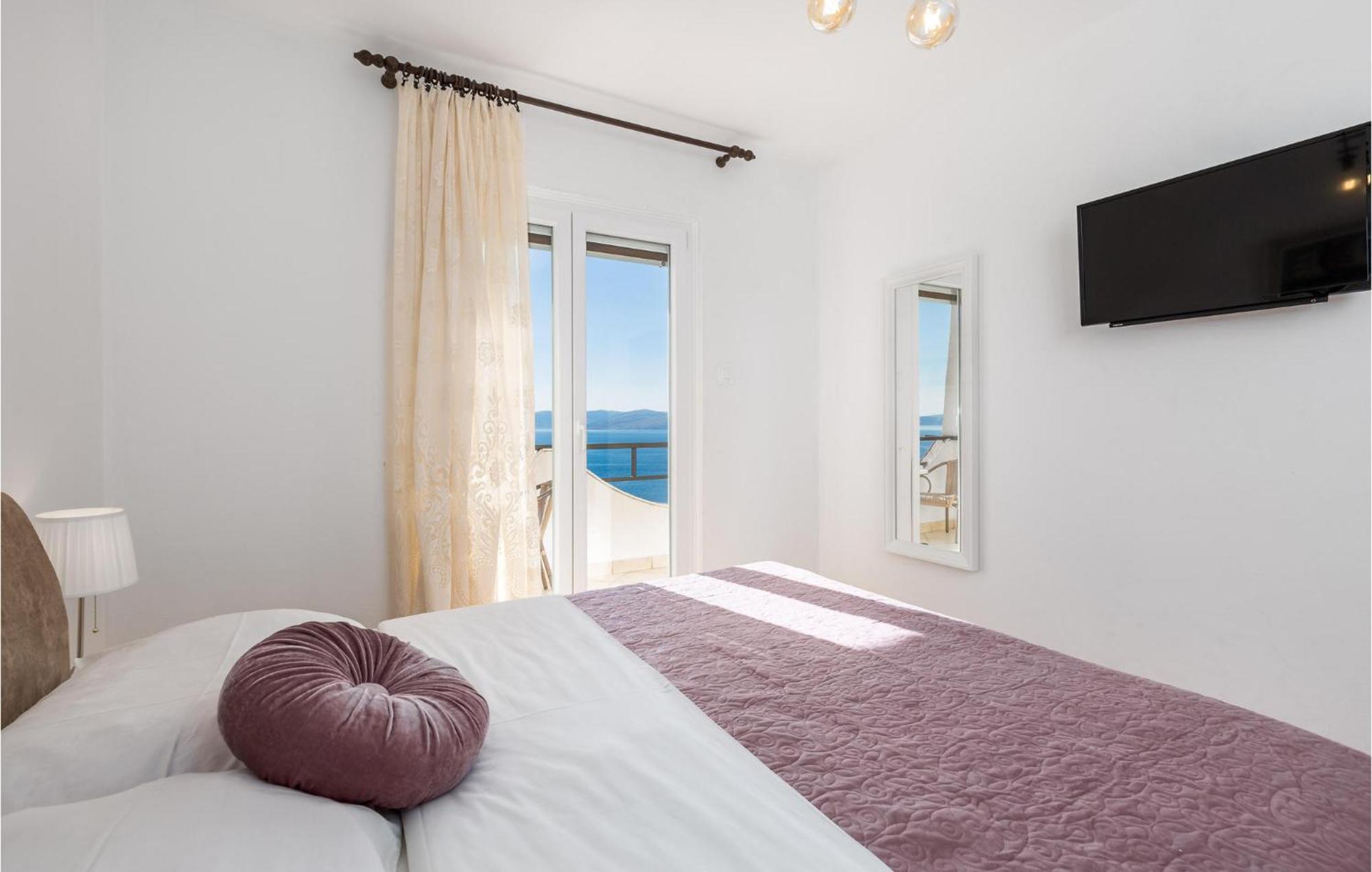4 Bedroom Awesome Apartment In Sveti Juraj Bagian luar foto