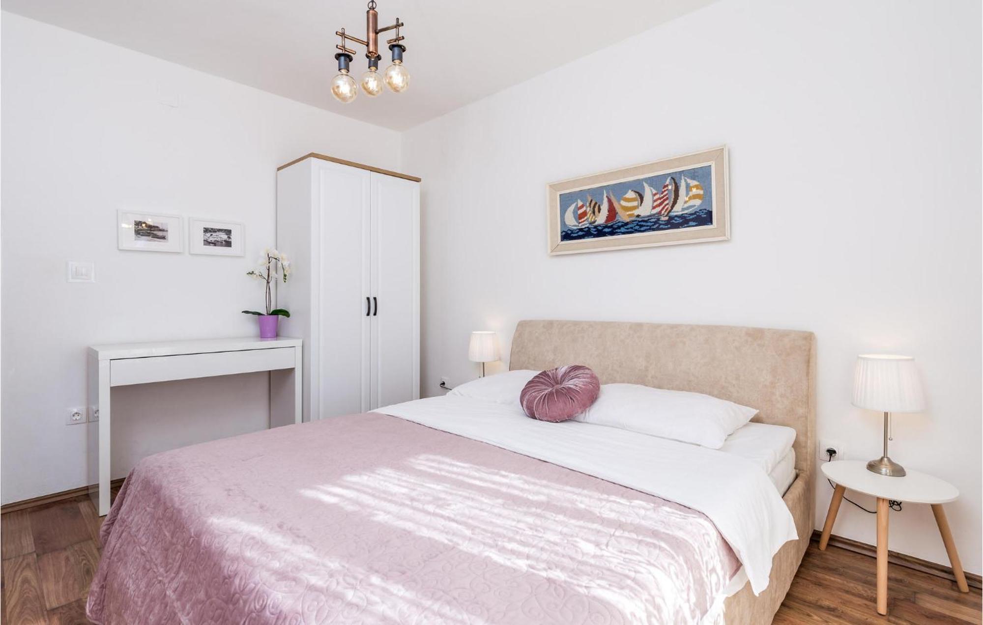 4 Bedroom Awesome Apartment In Sveti Juraj Bagian luar foto