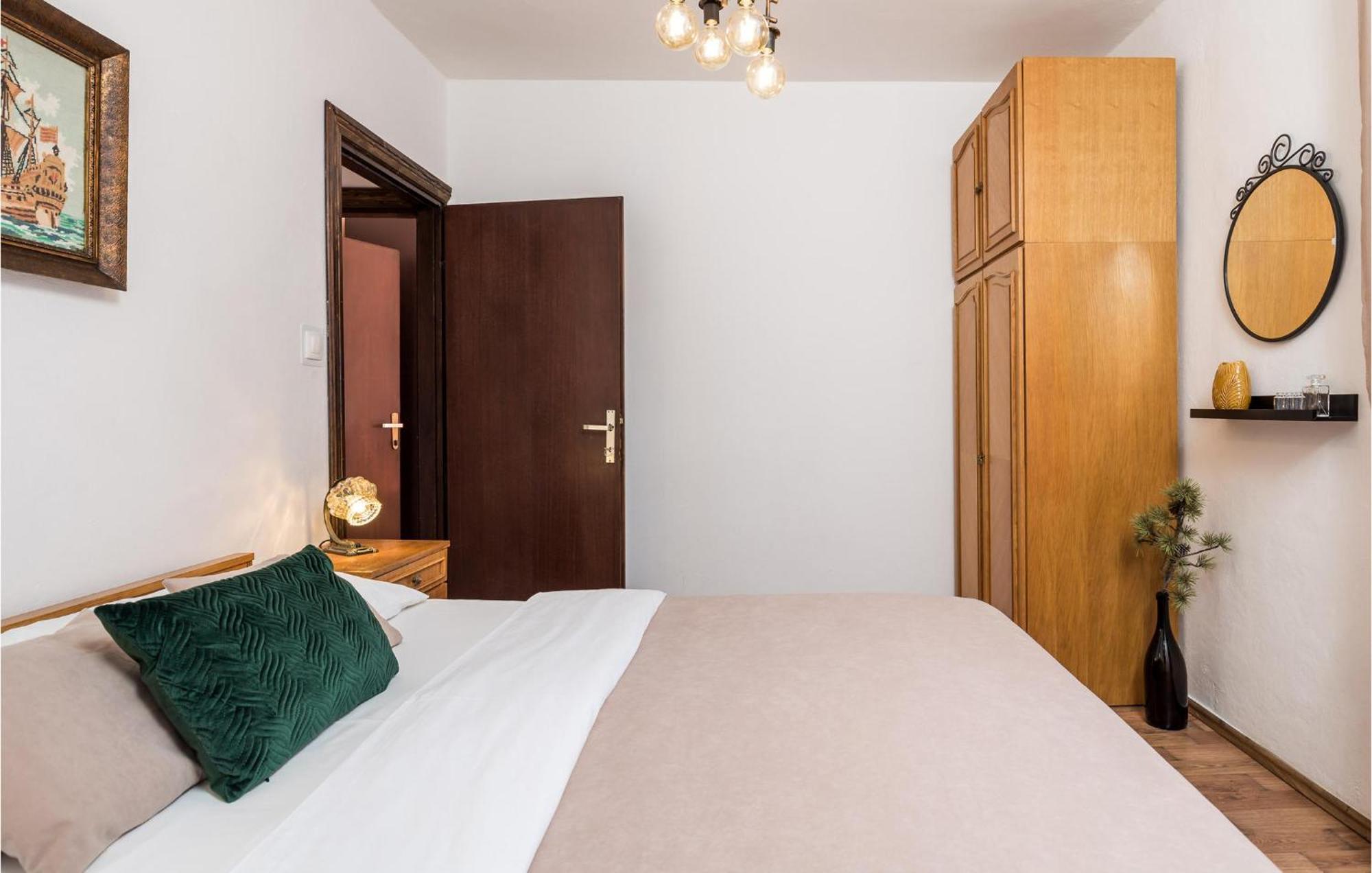 4 Bedroom Awesome Apartment In Sveti Juraj Bagian luar foto