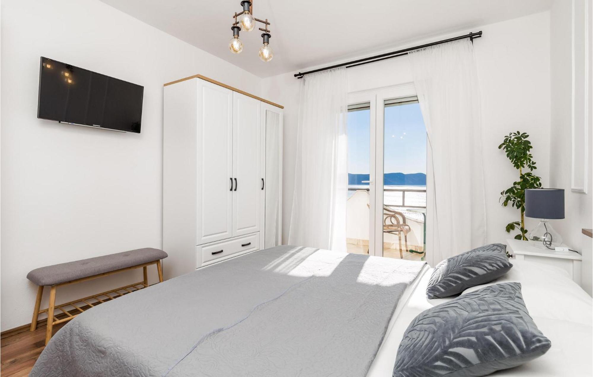 4 Bedroom Awesome Apartment In Sveti Juraj Bagian luar foto