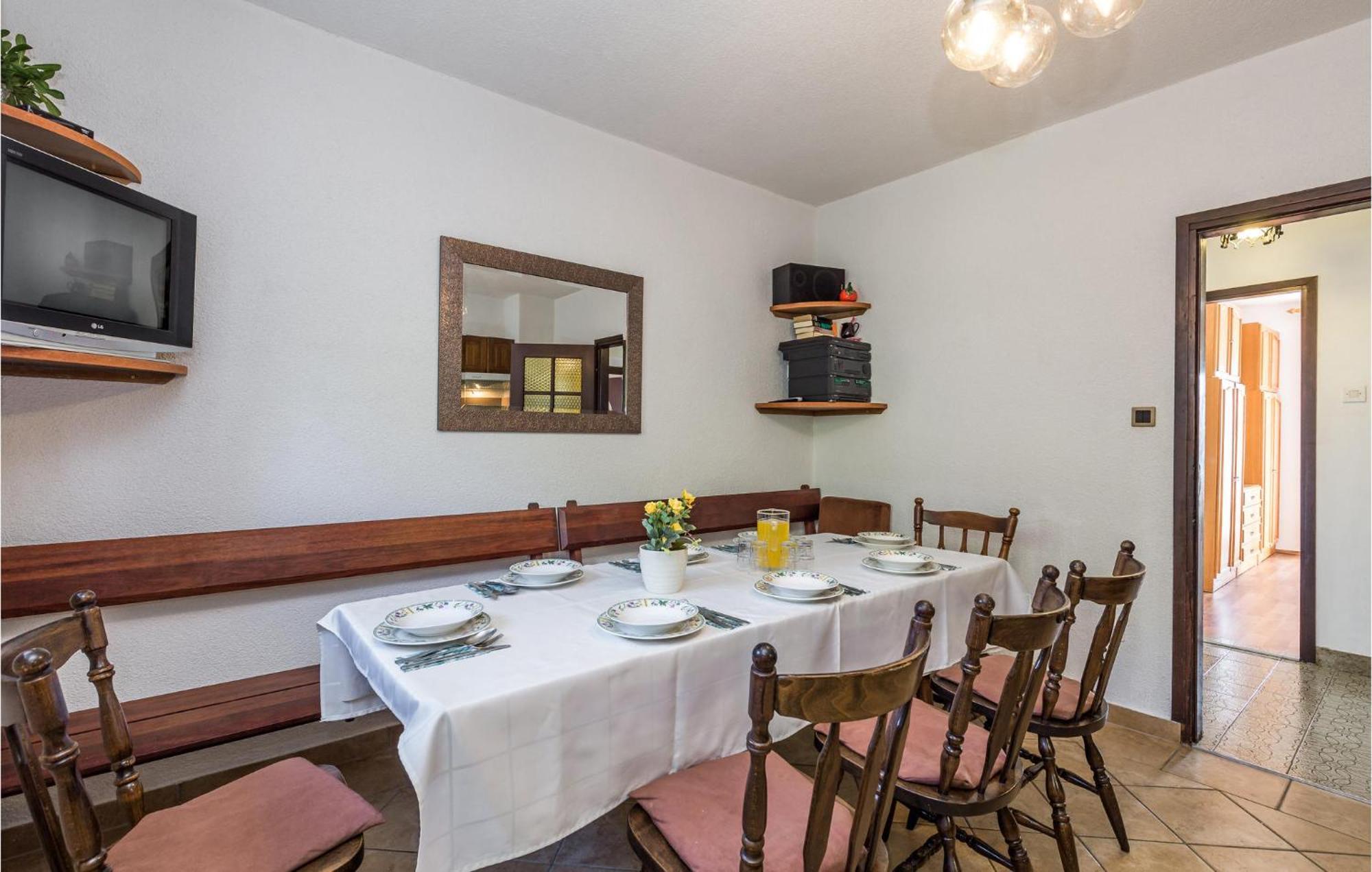 4 Bedroom Awesome Apartment In Sveti Juraj Bagian luar foto