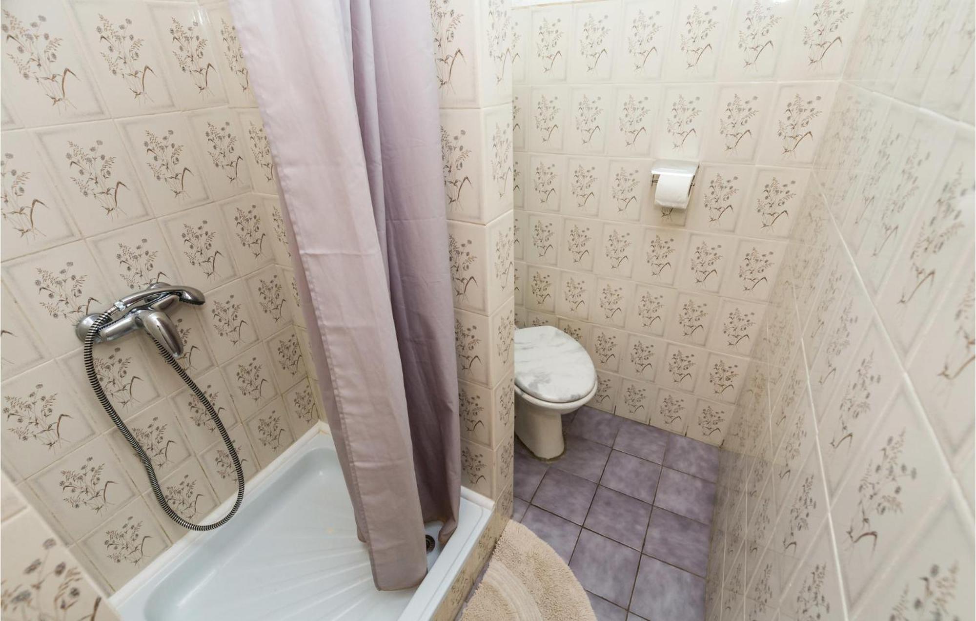 4 Bedroom Awesome Apartment In Sveti Juraj Bagian luar foto