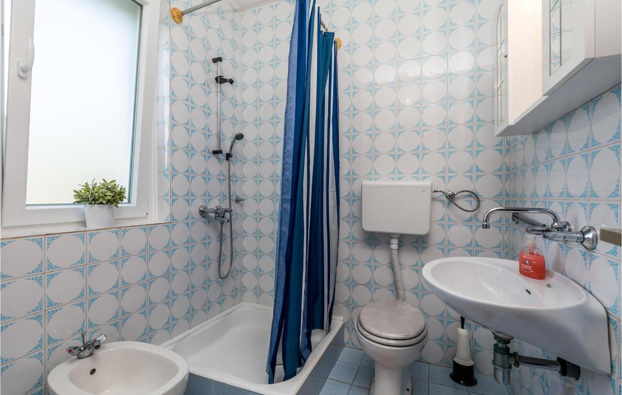 4 Bedroom Awesome Apartment In Sveti Juraj Bagian luar foto