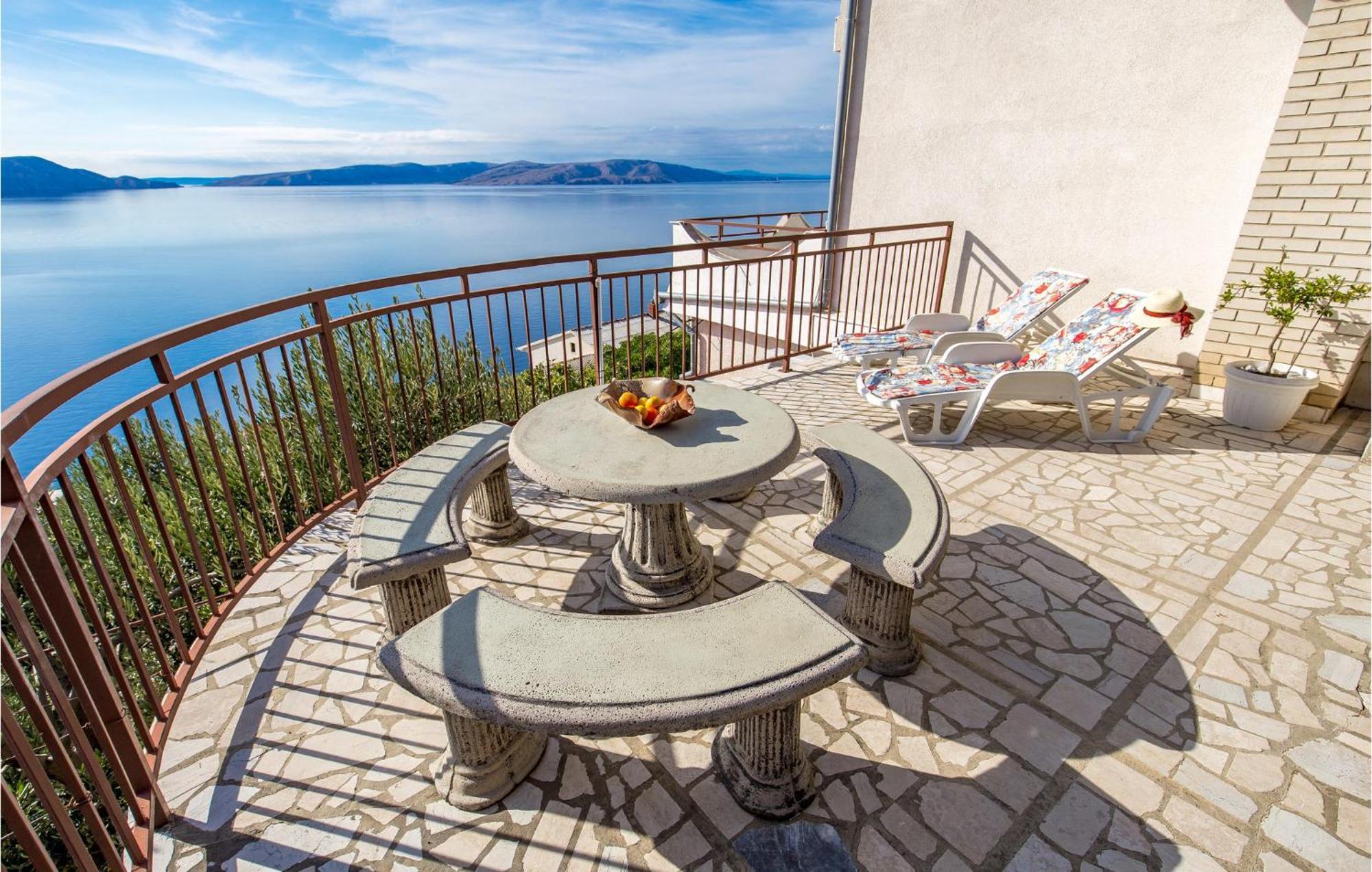 4 Bedroom Awesome Apartment In Sveti Juraj Bagian luar foto