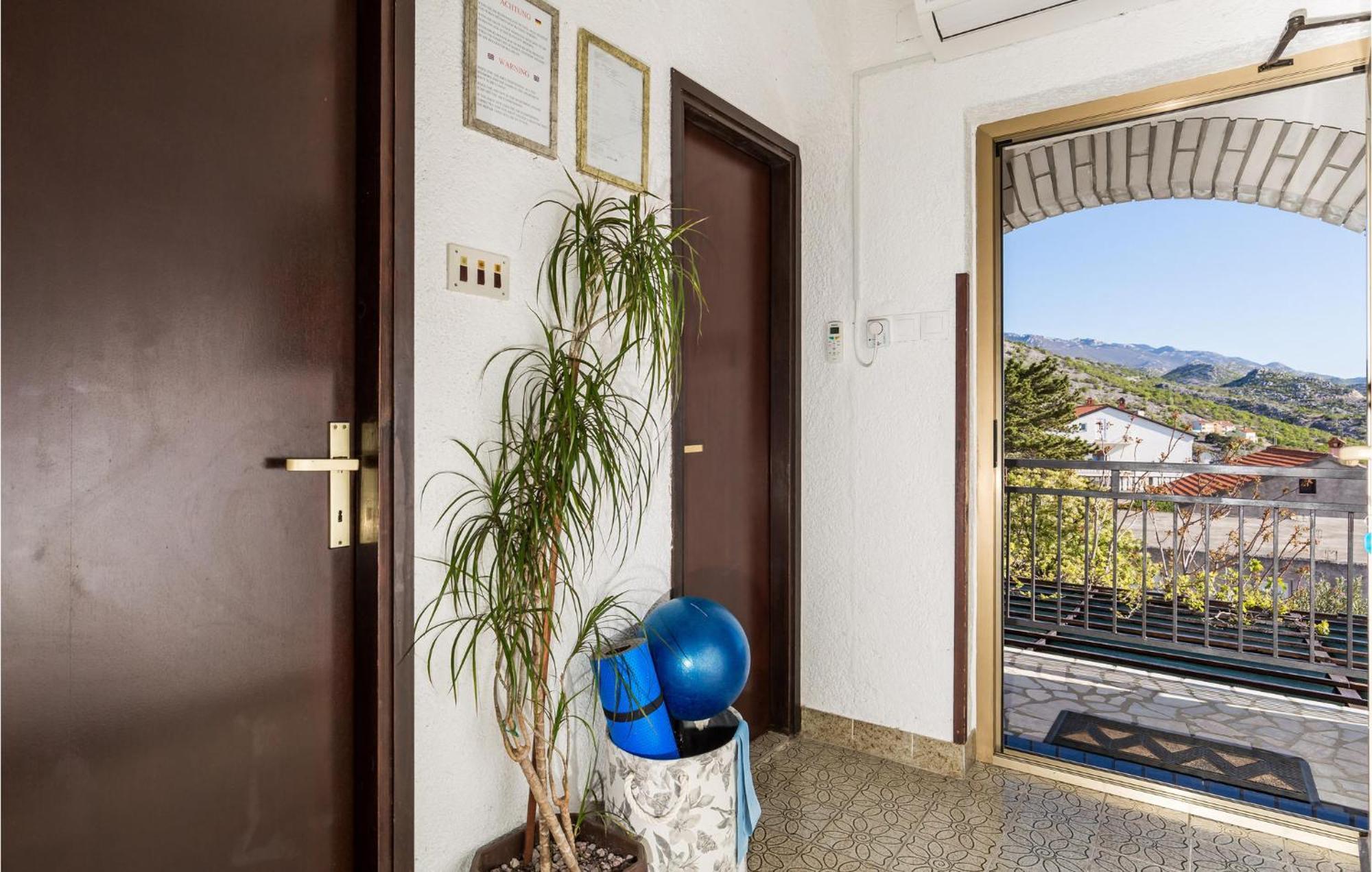 4 Bedroom Awesome Apartment In Sveti Juraj Bagian luar foto