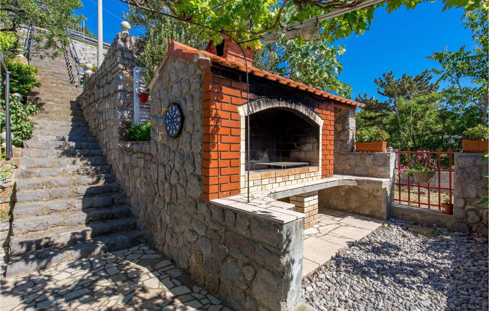 4 Bedroom Awesome Apartment In Sveti Juraj Bagian luar foto