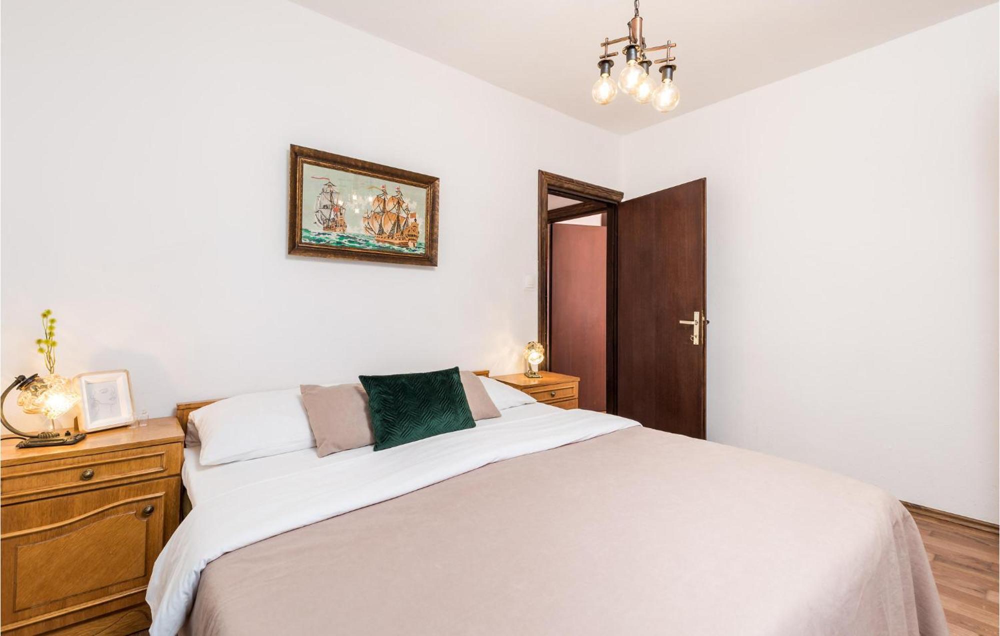 4 Bedroom Awesome Apartment In Sveti Juraj Bagian luar foto