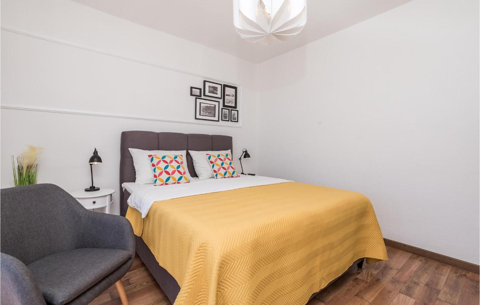 4 Bedroom Awesome Apartment In Sveti Juraj Bagian luar foto